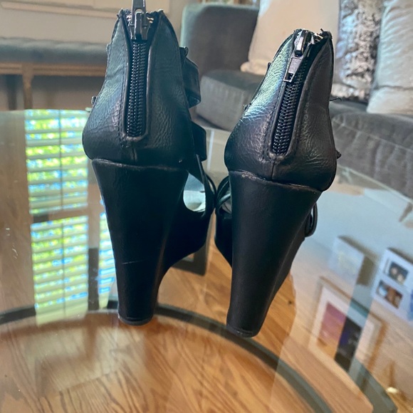 Chinese Laundry black wedge sandal.  Size 7.5 - Picture 2 of 3